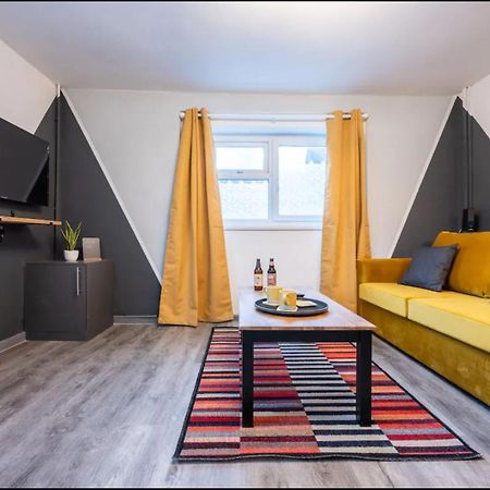 Stunning One Bedroom Apartments Near Shops & Central Кардиф Екстериор снимка