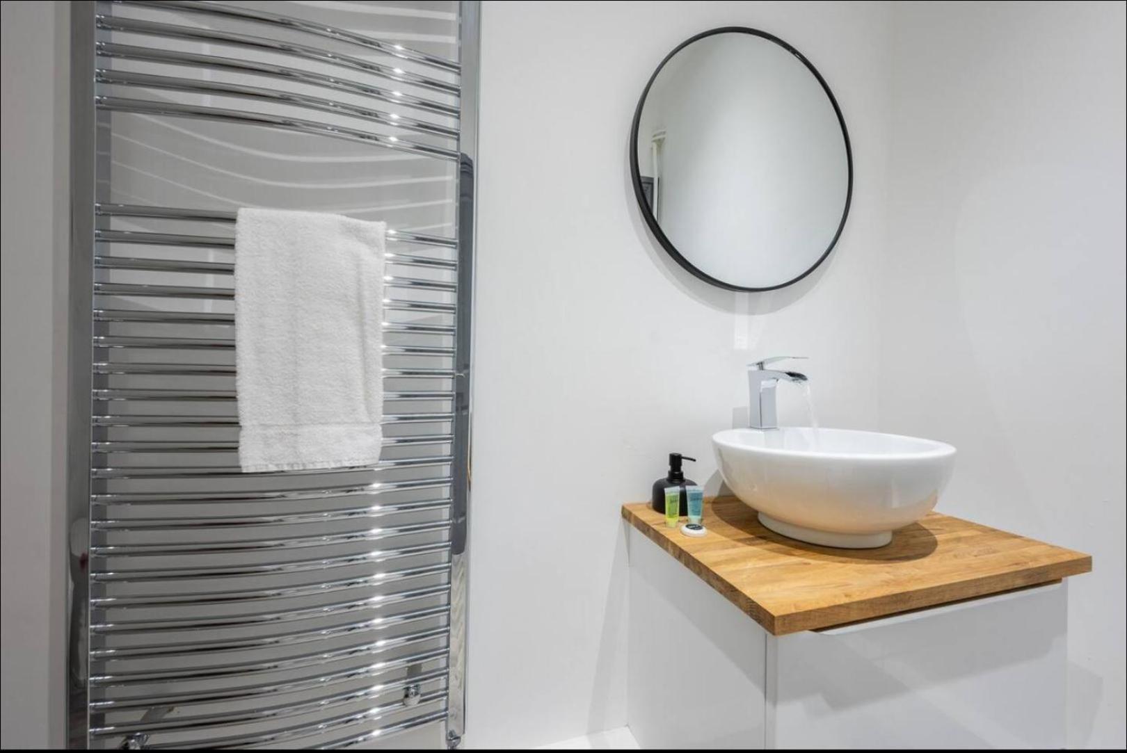 Stunning One Bedroom Apartments Near Shops & Central Кардиф Екстериор снимка