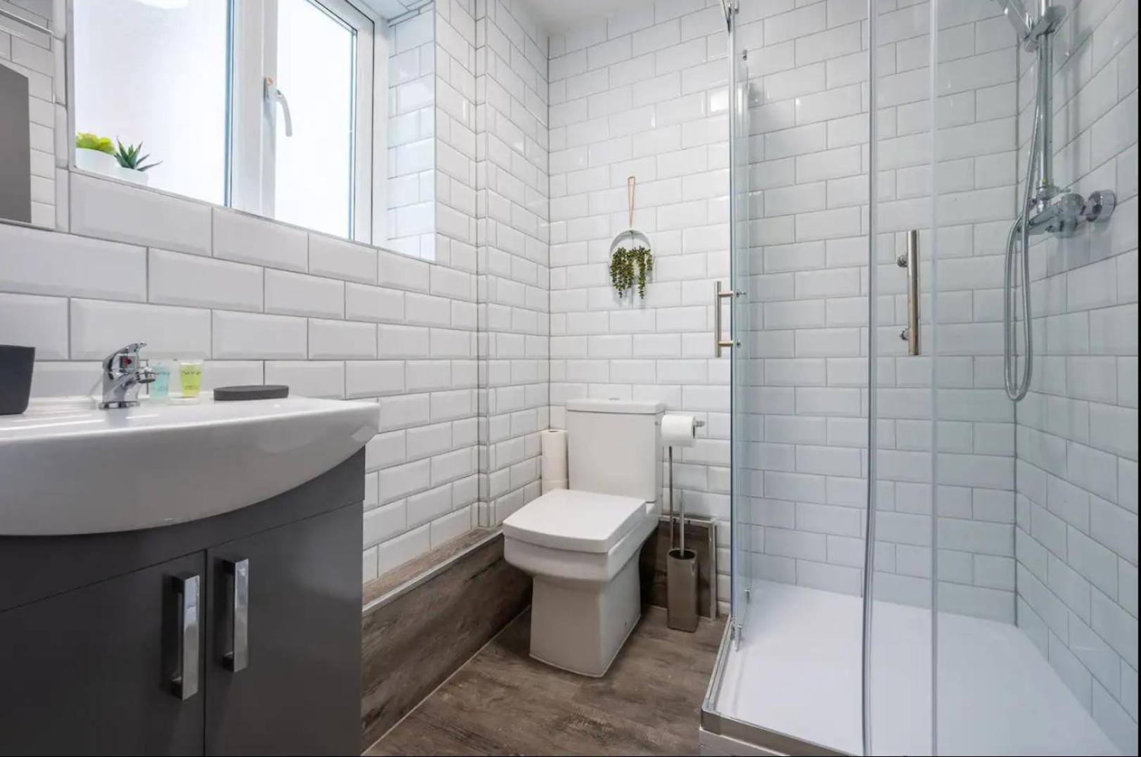 Stunning One Bedroom Apartments Near Shops & Central Кардиф Екстериор снимка