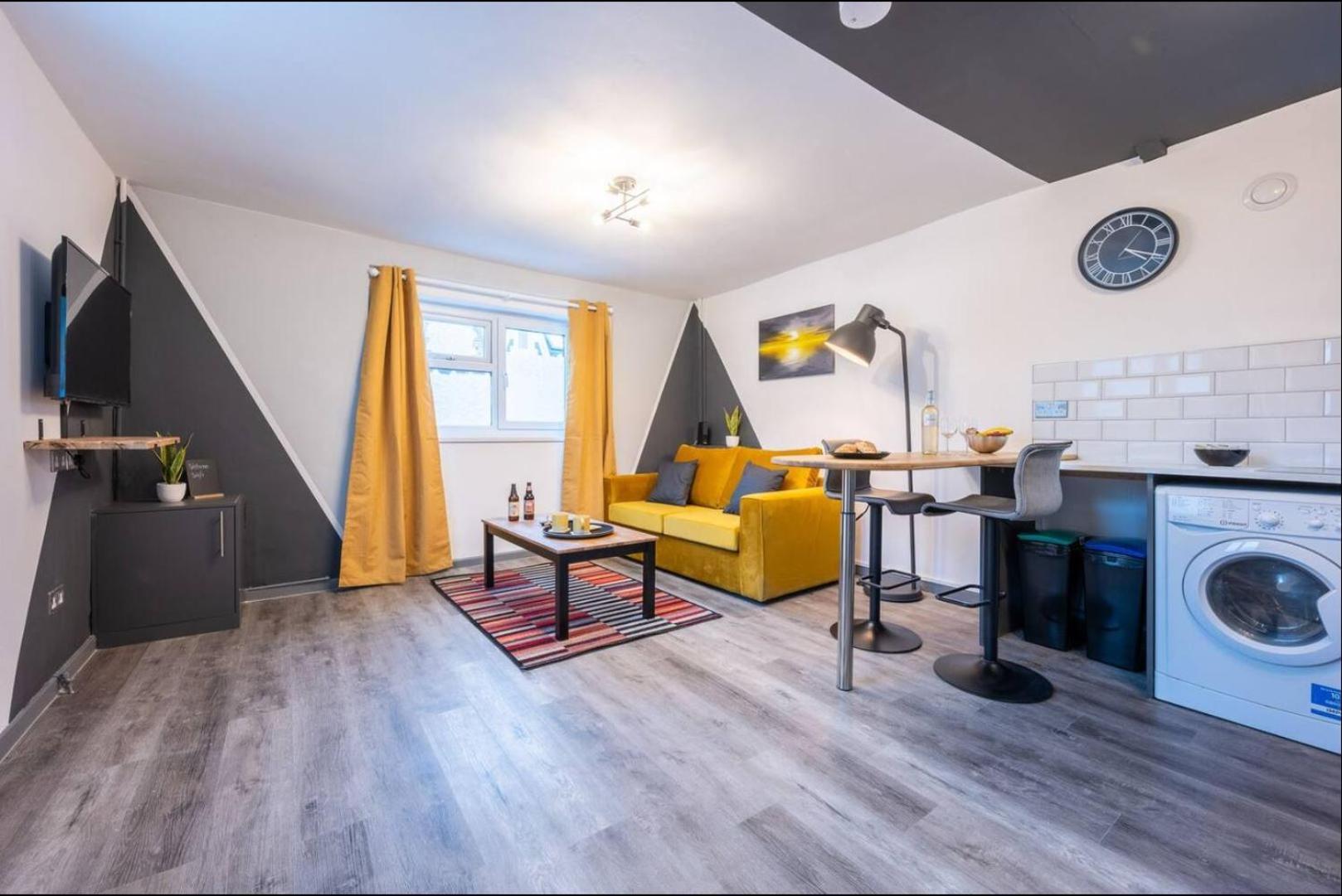 Stunning One Bedroom Apartments Near Shops & Central Кардиф Стая снимка