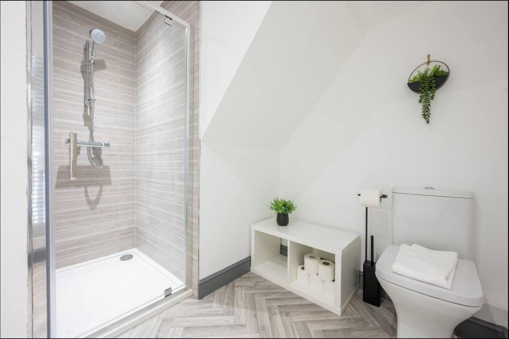 Stunning One Bedroom Apartments Near Shops & Central Кардиф Екстериор снимка