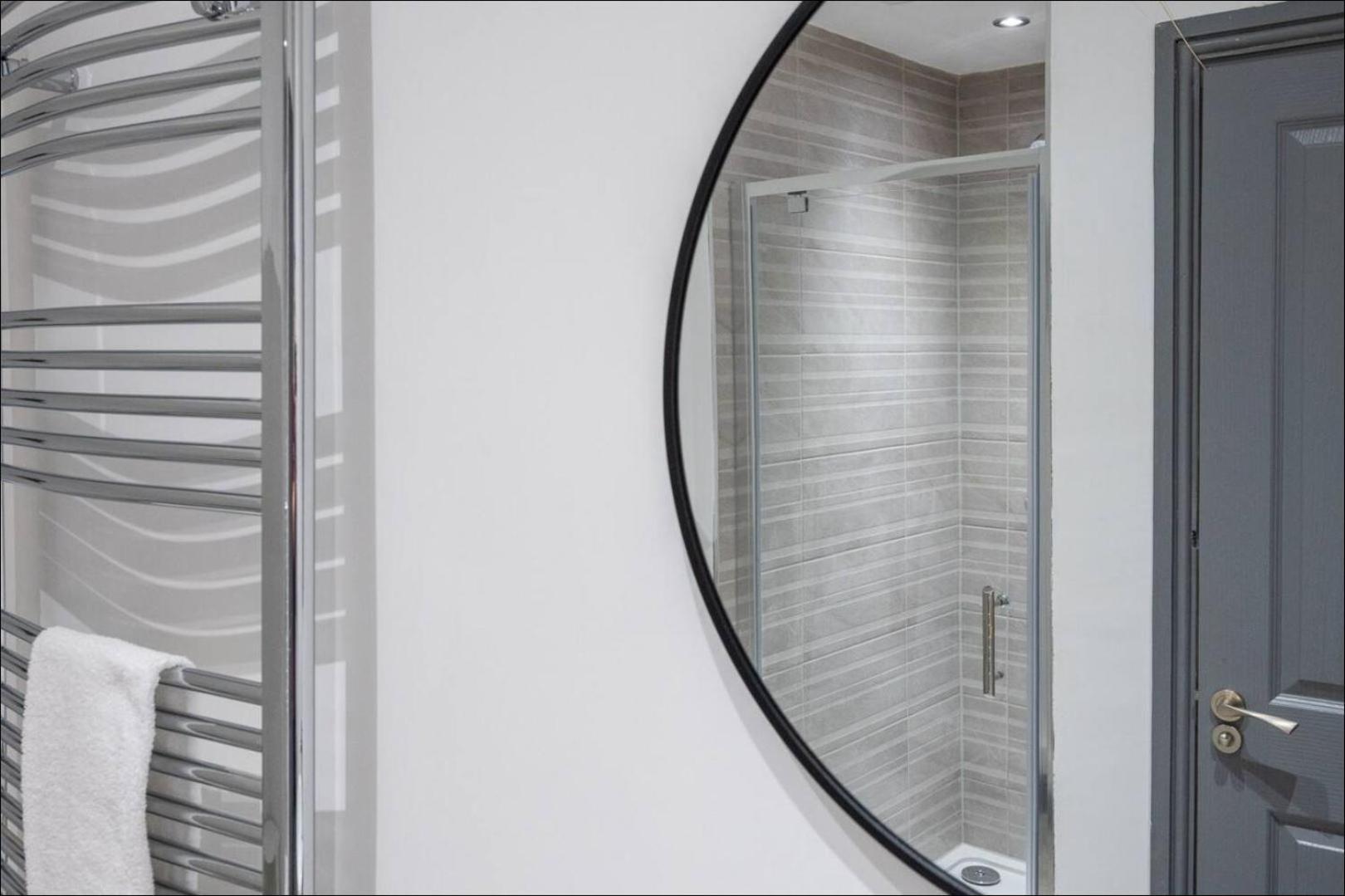 Stunning One Bedroom Apartments Near Shops & Central Кардиф Екстериор снимка