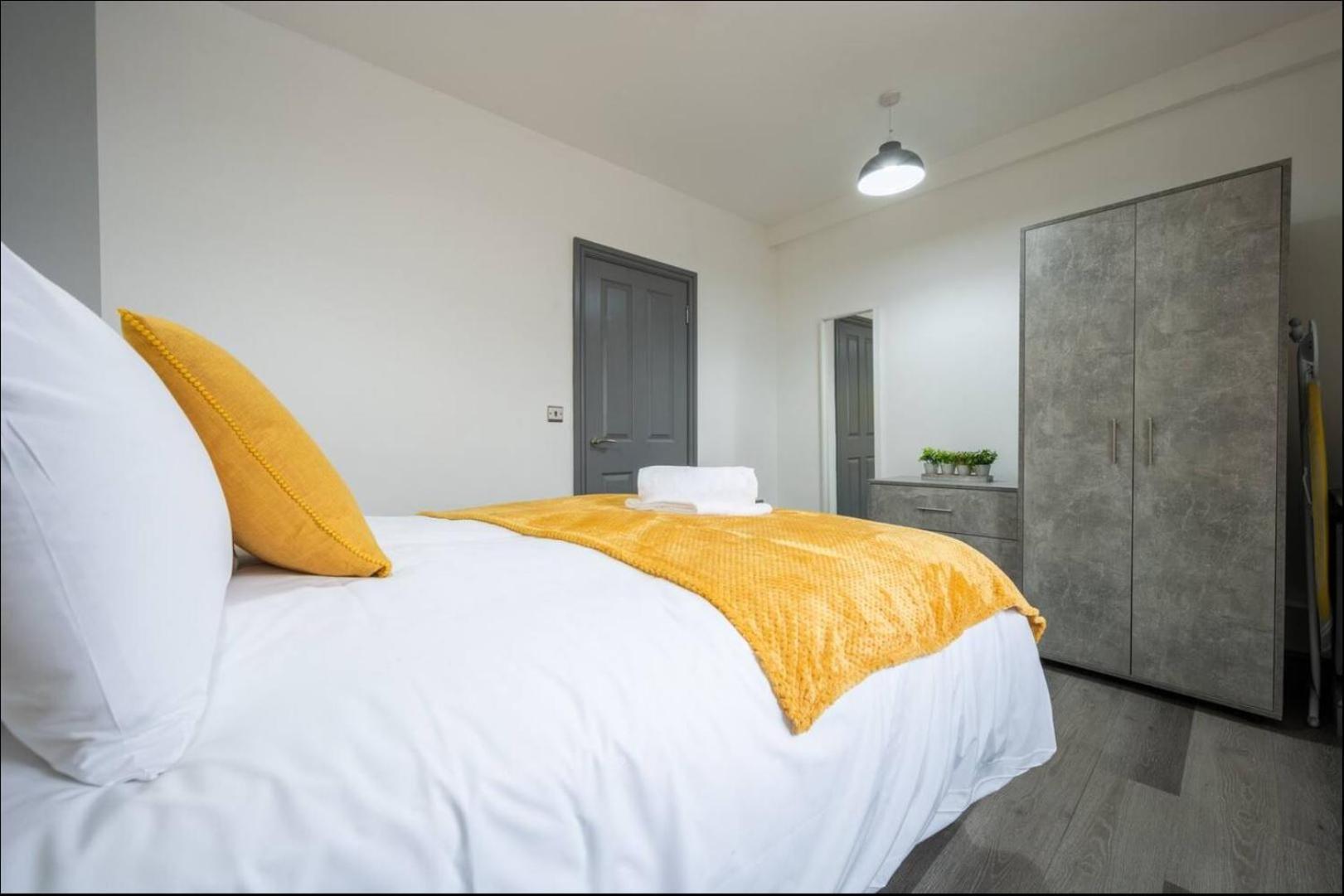Stunning One Bedroom Apartments Near Shops & Central Кардиф Екстериор снимка