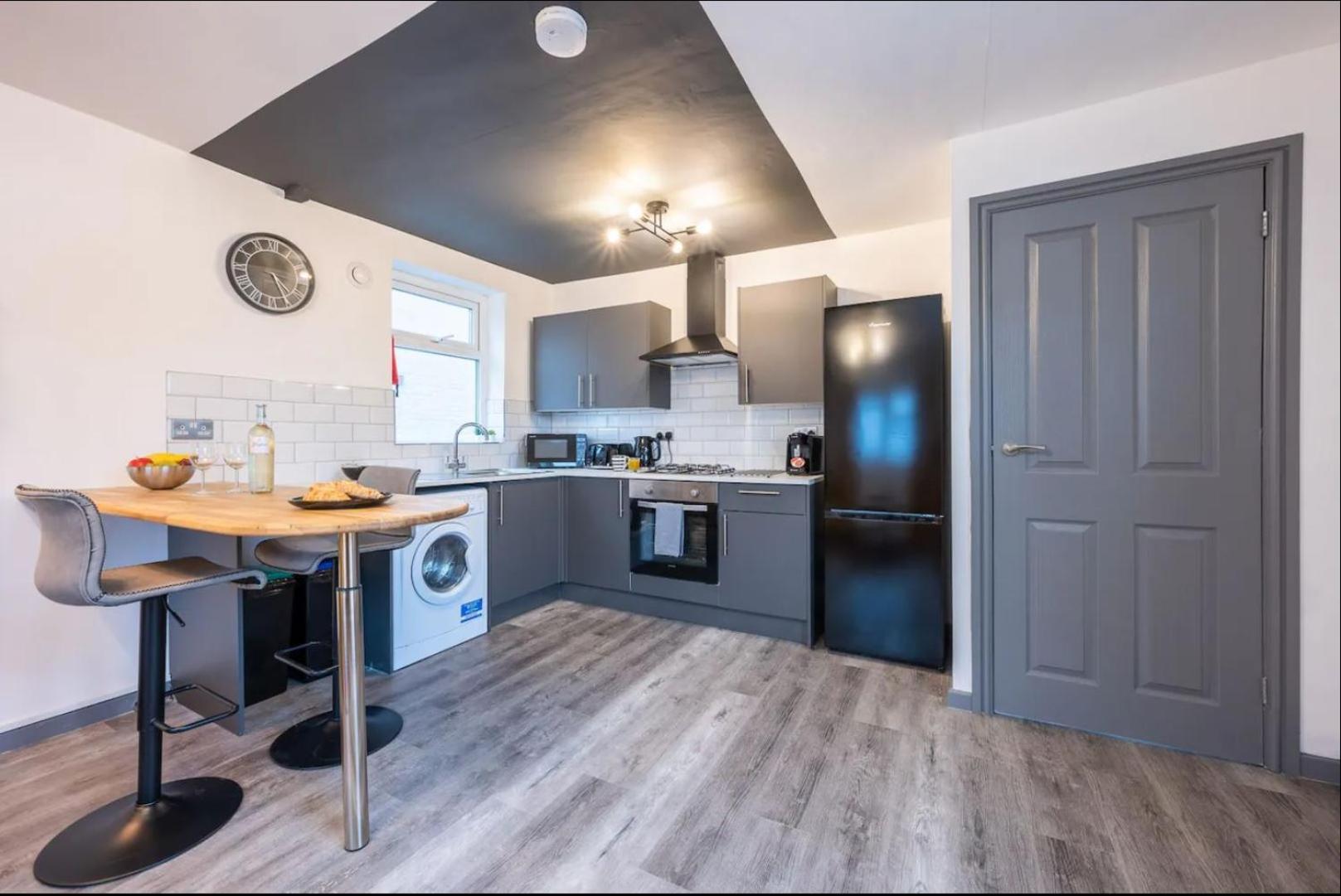 Stunning One Bedroom Apartments Near Shops & Central Кардиф Екстериор снимка